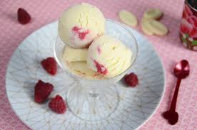 Creme Glacee Chocolat Blanc Coulis De Framboises Recette En 2021 Chocolat Blanc Creme Glacee Vegetalienne Creme Glacee