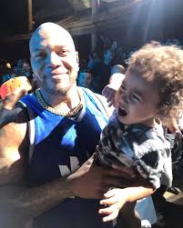 official_flo Concert tonight. He reached out for cari and cari clearly  wasn't having it 🤣🤣 Jayla got a pic too 🤣