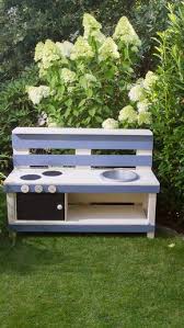 Fruh Ubt Sich Wer Kuchenmeister Werden Will Mit Einer Outdoor Kuche Fur Kinder Kann Draussen Im G In 2020 Kuche Aus Paletten Kinderkuche Selber Bauen Kuche Fur Kinder