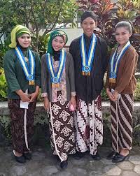 Busana jawa penuh dengan piwulang sinandhi, kaya akan suatu ajaran tersirat yang terkait dengan filosofi jawa. Konsep Populer 49 Pakaian Adat Jawa Materi Kelas 12