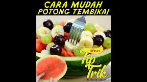 Tutorial cara menanam tembikai l diy l aziman abdullah dalam video ini menunjukkan tutorial cara menanam tembikai yang. Cara Potong Tembikai Mudah Kemas Tip Trik Youtube