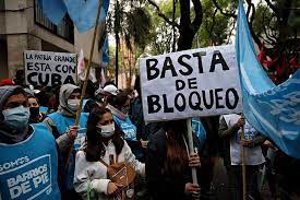 Manifestaciones a favor del régimen y en apoyo a las protestas frente a la embajada de Cuba en Buenos Aires
