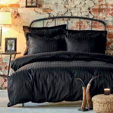 Çift kişilik nevresim takımları ranforce, pamuk, saten pamuk, jakar ve bambu kumaş birbirinden şık dekoratif desenli ve düz ürün çeşitlerinin kırmızıdan maviye siyahtan beyaza. Karaca Home Charm Bold Siyah Pamuk Saten Cift Kisilik Nevresim Takimi Karaca