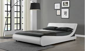 Tempat tidur yang tidak memakai ranjang hendak membuat ketinggiannya rendah. 8 Desain Tempat Tidur Yang Modern Dan Minimalis