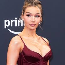 Wer stiehlt mir die Show?": Shirin David moderiert mit gebrochenem Knöchel 