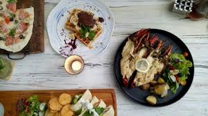 Ikan bakar, nasi timbel (nasi dibungkus daun pisang), ayam goreng, sambal. Kolona Kitchen And Coffee Sediakan Menu Steak Hingga Lobster Segar Tribunjogja Wiki