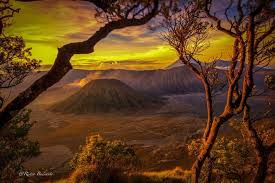 Suasana yang hening, dingin, pemandangan yang dashyat plus tradisi lokal yang. Sunrise Di Gunung Bromo Pesona Keindahan Yang Tak Terlupakan