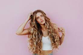 Kerastase reflection masque chromatique è una maschera multi protettrice della luminosità del colore per capelli spessi colorati sensibilizzati o con mèches, che vogliono mantenere intatti i riflessi e una fibra soffice e gestibile. Capelli Folti E Spessi I Tagli Piu Trendy E I Pro E Contro Da Conoscere