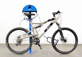 Fahrradstander Mit Helm Und Sattelschutz Ein Schatz Bei Sellypally Com Jetzt Schon Ab 269 00 Fahrradstander Silinder Ist Ein Parkplatz F Fahrrad Helm Sattel