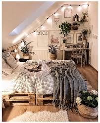 Camere da letto ragazze vsco : Pallet Bed In A Cozy Room Poland Pallet Bed Aesthetic Pallet Bed In A Cozy Camere Da Letto Bohemien Pareti Camera Da Letto Ragazza Camere Da Letto Ragazze
