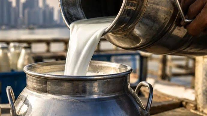 महंगाई का झटका! 1 सितंबर से 9 रुपये महंगा हो जाएगा दूध, त्योहारों से पहले बिगड़ा घर का बजट - Mumbai Milk Price Hike From September 1 Tabela Milk Gets Costlier By