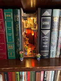 This Book Nook My Mother Got On Ebayhttps I Redd It Yx02pd1qcqd41 Jpg In 2020 Book Nooks Miniature Books Bookshelf Art