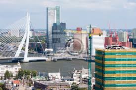 Do holandii najlepiej jest przyjechać wiosną, kiedy rosnące tu tulipany i inne kwiaty rozkwitają feerią posiłki specjalne podczas lotu, np. Fototapeta Widok Z Lotu Ptaka Rotterdam Holandia Na Wymiar Nowoczesny Wysoki Widok Redro Pl