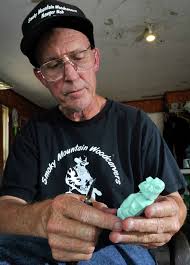 Groves whittler carves out niche online