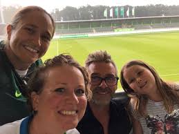 Sonja Rode على X: "Vor 1 Jahr waren wir dabei! Leider nicht am kommenden  Sonntag gegen Lyon für die Finale! Trotzdem werden wir wie verrückt von  unserer Couch jubeln! Vielleicht hört ihr