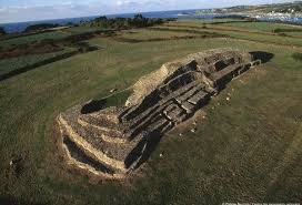 4850 4250 Bc Le Cairn De Barnenez Surnomme Le Parthenon De La Prehistoire Est Le Plus Grand Mauso Parthenon Megalithes Centre Des Monuments Nationaux