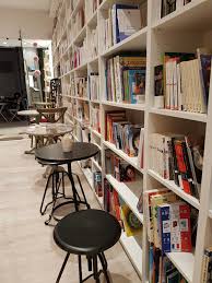 Ouvert de 12h à 18h mardi à vendredi, et de 10h à 18h samedi. Librairie Autour D Un Livre Salon De The Litteraire Et Librairie A Cannes La Bibliotheque De Laurie