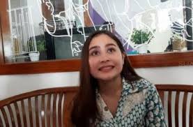 Dengan mimik bercanda, prilly menambahkan jika dirinya telah kalah satu langkah dengan maxime. Prilly Latuconsina Benarkan Putus Dengan Maxime Bouttier Matamata Com