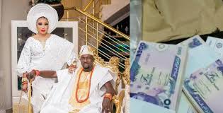 Lizzy anjorin and her husband: Lizzy Anjorin Flaunts Cheque Of 10 Million Wedding Gift She Got From Friends Video