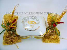 Su nara bomboniere potrai trovare bomboniere per un matrimonio classico originale country shabby chic retro' o informale, bomboniere solidali ed economiche per cresima comunione battesimo nascita laurea nozze d'oro e nozze d'argento,primo compleanno e 18° 30° 40° 50° e 60° compleanno ed anche le bomboniere per la pensione. Bomboniera Nozze D Oro Cofanetto Limoges Fedi Scatolina Gioie 50 Cinquantesimo Ebay
