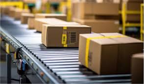 물류 센터 컨베이어 라인에 설치된 산업용 박스 중량선별기가 대형 카톤 박스를 검사하고 있는 전체 전경