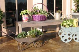 Untuk jenis taman tertentu, misalnya taman zen ala jepang , tentu kehadiran taman tak bisa dilepaskan dari kolam ikan, lengkap dengan jembatan kecil dan air terjun buatan dengan gemericik air.kolam ikan, entah itu besar maupun kecil, menjadi elemen penting pada taman ala jepang. 6 Ide Untuk Memulai Bikin Taman Sendiri Di Rumah Arsitag