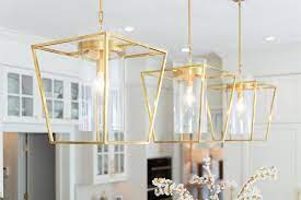 The glass geometric kitchen pendant lights are a noticeable addition, but not overwhelming. Pendelleuchten Aus Geburstetem Gold Uber Der Kucheninsel Kitchen Island Lighting Pendant Gold Pendant Lighting Lights Above Kitchen Island