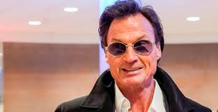 Kurt Olssons ikoniska soffa tas bort från tak