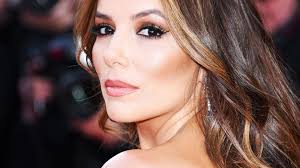 À travers les différentes sélections (semaine de la critique, quinzaine des réalisateurs, cnc talent…) le festival offrent un véritable tremplins pour les jeunes réalisateurs. Cannes 2019 Eva Longoria Etincelante A La Montee Des Marches De Rocketman Voici