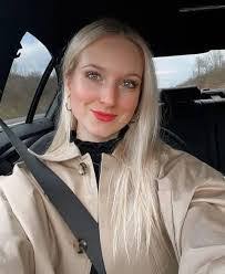 Mandy Barron's Instagram, Twitter & Facebook