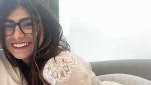 View 322 nsfw pictures and videos and enjoy mia_khalifa with the endless random gallery on scrolller.com. Mia Khalifa Lelang Kacamata Saat Jadi Bintang Porno Untuk Donasi Lebanon