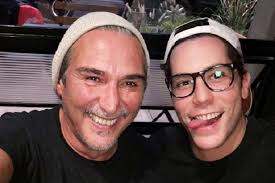 Cantor de RBD posta foto com produtor da banda, e fãs especulam sobre  retorno do grupo