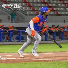 El HR de Cheslor Cuthbert este sábado fue el #100 de la Liga en esta  temporada. La campaña pasada en la fase regular solo se conectaron 111  vuelacercas. Fuente: 8 Deportivo