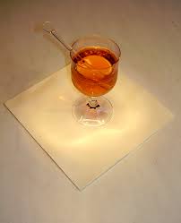 Ou un cidre chaud qu'on remue avec un bâton de cannelle. Grog Wikipedia