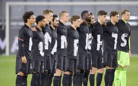 Weitere ideen zu deutsche nationalmannschaft, nationalmannschaft, fussball. Nationalmannschaft Setzt Erneut Zeichen Fur Menschenrechte
