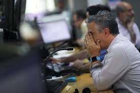 Usualmente más conocidos como corredores de bolsa, es el término que utilizamos para referirnos al intermediario entre un comprador y un vendedor. La Bolsa De Santiago Sufre Su Mayor Caida Desde Marzo Del Ano Pasado Y Pierde Todo Lo Que Habia Rentado En 2021 La Tercera