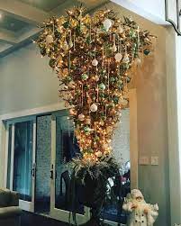 Beim weihnachtsbaum schmücken kann man mit einfachen tricks eine tolle wirkung erzielen. Weihnachtsbaum Kopfuber Stellen Ist Das Der Neue Weihnachtstrend