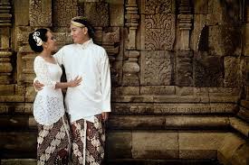 7 adat jawa klasik yang dipilih seleb untuk menikah, sakral dan penuh pesona. 30 Konsep Prewedding Outdoor Indoor Unik Casual Simple