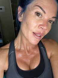 Jock-milf gym-cougar, post peloton ride.. dripping wet : rSweatyGirls