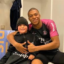 nejˈmaʁ dɐ ˈsiwvɐ ˈsɐ̃tus ˈʒũɲoʁ; Facebook