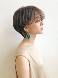 首が長く見えるショートカット ショートは横のシルエットが 1番大切ですよね 乾かすだけでおさまる ペタッとならないように 前髪とのバランス コテを使った時の扱いやすさ 再現性 全てが揃って可愛いショートに なります