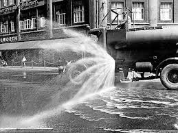 Hannover Linden 1963 Kuhlt Sogar Ein Sprengwagen Mit Wasser Die Strassen Am Schwarzen Baren Im Stadtteil Linden Hannover Bilder Schwarz Weiss