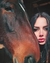 كيف يغرق الحزن في عشق عينيك..؟ بارقٌ أخيرٌ لا حبل سرّة مع غيرك رجلٌ من دمع  طفلٍ جبلته الآلهة رجلٌ من سيزيف من أدون من فينيق ما رجلٌ من لهبٍ من مجنّح