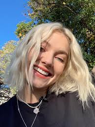 Nå skal hun spille askepott i en ny film. Astrid S Facebook