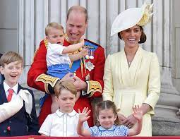 Die beziehung von prinz harry und prinz william soll auf der kippe stehen. Nach Kritik An Harry Und Meghan Prinz William Nimmt Mit Seiner Familie Den Billigflieger Stern De