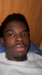 Célébration de la beauté des femmes à la peau sombre