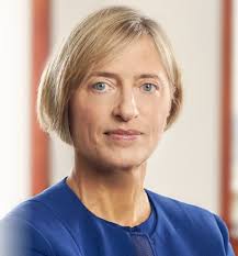 Julie North's Instagram, Twitter & Facebook