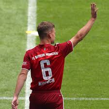 Der aktuelle kader des fc bayern der saison 2020/21 spieler, trainer, positionen, bilder und statistiken auf einem blick. Bayern Munich S Joshua Kimmich Is Already In Midseason Form Barks At Josip Stanisic During Training Bavarian Football Works