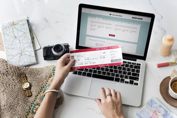 Holiday Travel Tips to Save Money on Flights - JourneyWoman