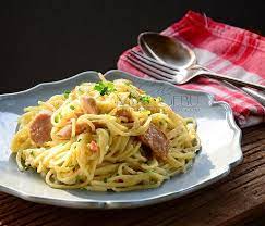 Skala och skär vitlöken i tunna skivor. Resepi Aglio Olio Mat Gebu Pawtaste Com